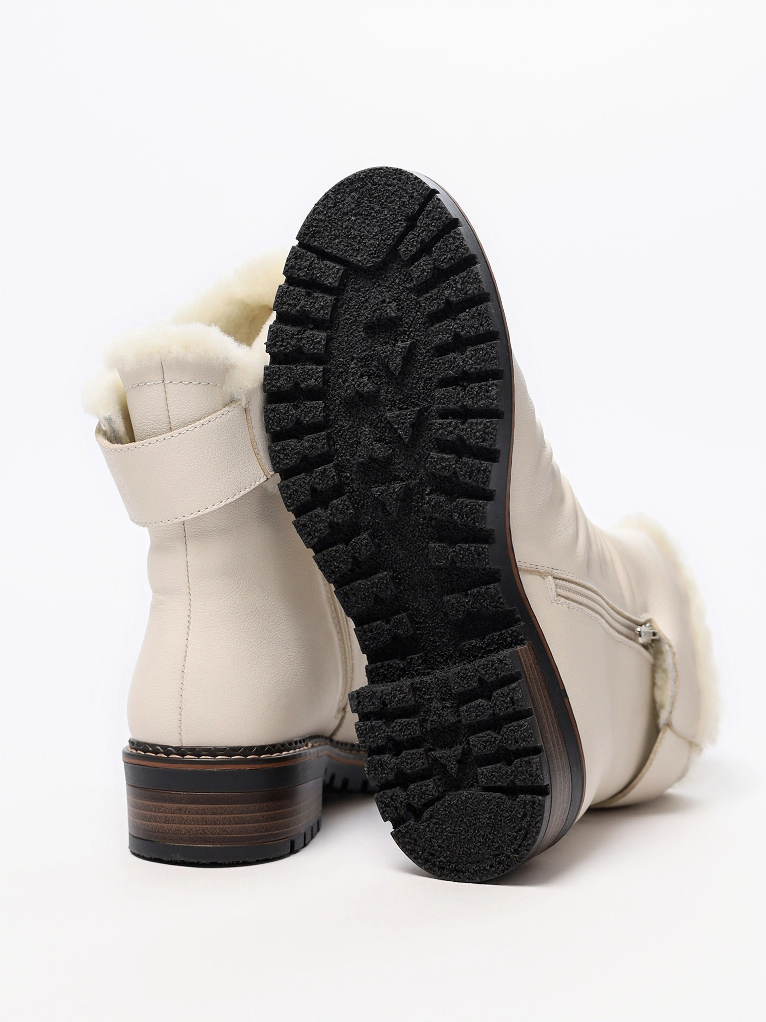 Ботинки молочного цвета на среднем каблуке